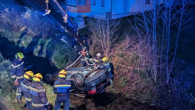 The fire department had to free the 46-year-old passenger from the car. (Bild: Stadtfeuerwehr Mürzzuschlag)