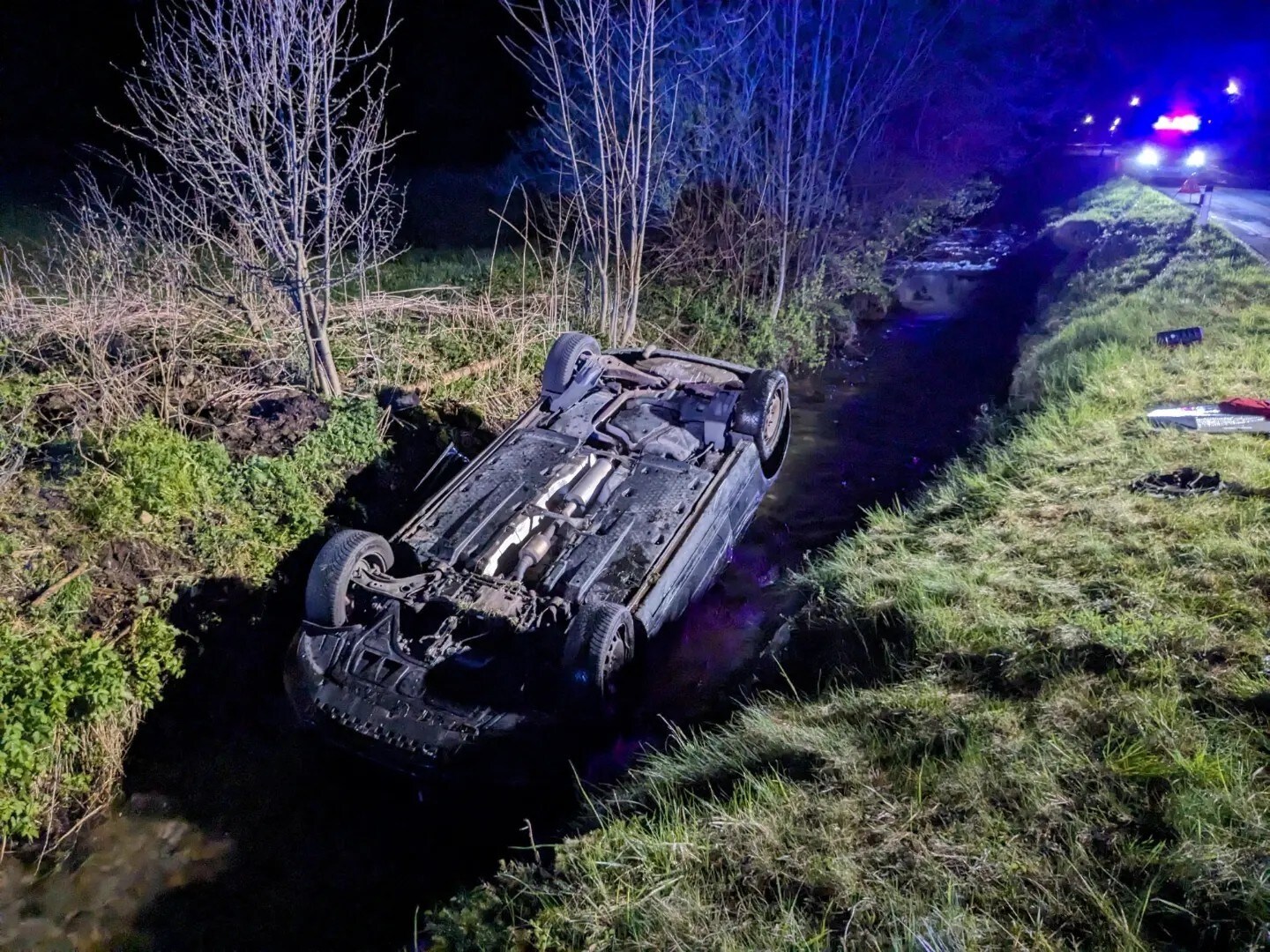 Das Auto landete Kopf über im Bach. (Bild: Stadtfeuerwehr Mürzzuschlag)
