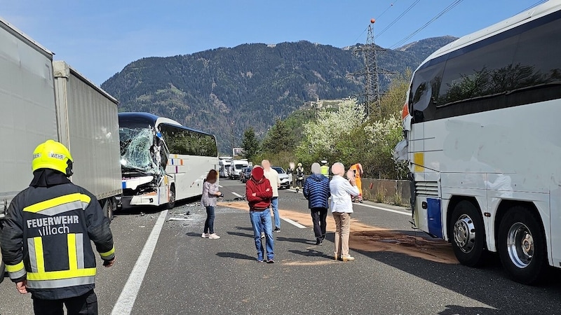 Zu einem Verkehrsunfall auf der Südautobahn im Bereich des Autobahnknotens Villach wurden am Donnerstag auch die Feuerwehren alarmiert. (Bild: feuerwehr-villach.at HFW Villach)