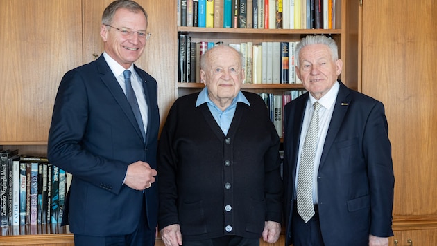 His successors Josef Pühringer (right) and Thomas Stelzer (left) congratulate Josef Ratzenböck on his 95th birthday. (Bild: ANTONIO BAYER)