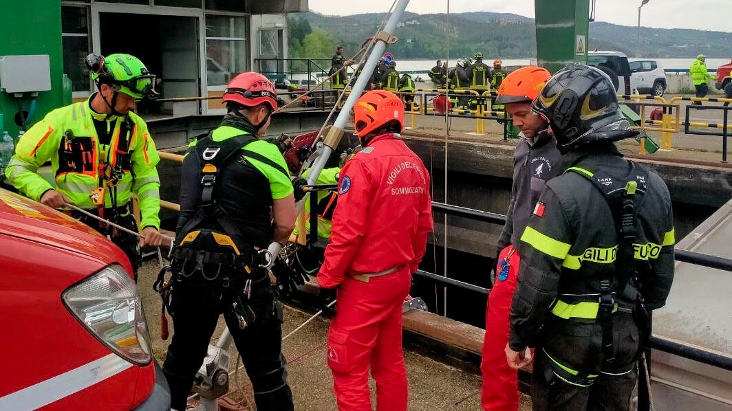 Ein Vermisster wird noch gesucht. (Bild: Associated Press) Ein Vermisster wird noch gesucht. (Bild: Associated Press)