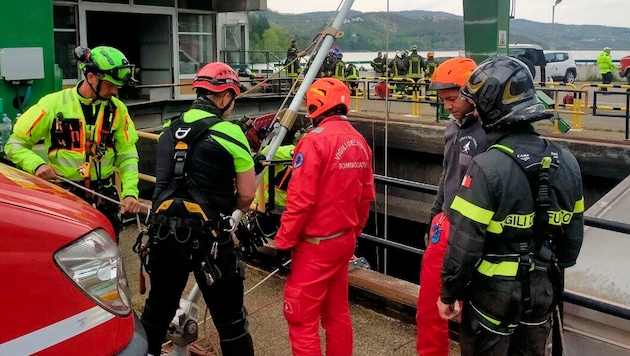 On Thursday, the bodies of three of the missing workers were recovered by emergency services (pictured: firefighters). (Bild: Associated Press)
