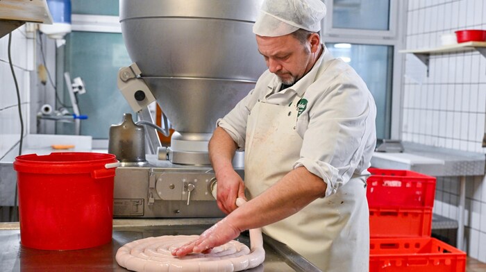 Auch Fischelmaiers Mitarbeiter üben das Fleischerhandwerk mit Leidenschaft aus.