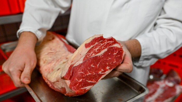 Das Fleisch ist handverlesen, Fischelmaier sucht für seine Kunden die besten Stücke aus.