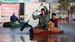 In der russischen Stadt Orenburg trat der Ural über die Ufer.  (Bild: Associated Press. All rights reserved)