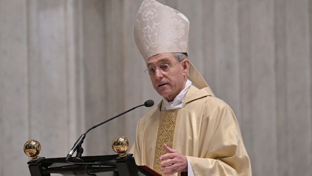 Georg Gänswein érsek az elhunyt ex-pápa magántitkára volt. (Bild: AFP)