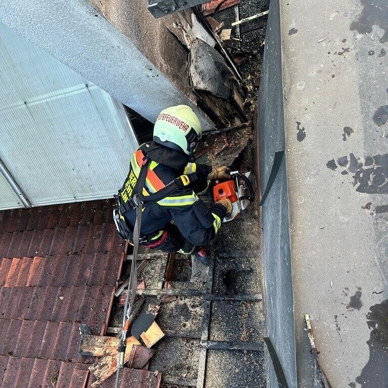 Die Feuerwehrleute mussten das Dach aufschneiden. (Bild: BFW Linz)