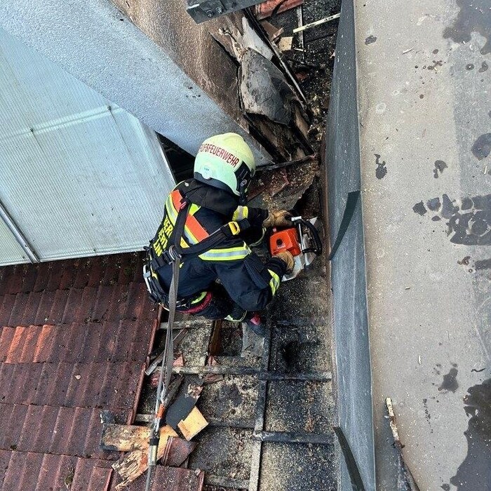 Die Feuerwehrleute mussten das Dach aufschneiden.