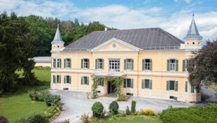 Schloss Uhlheim wurde von Josef Ritter von Uhl erbaut. Als er starb, übernahmen zuerst sein Bruder und dann sein Schwager den Besitz. 1965 wurde das Haus von den neuen Eigentümern zum Weingut mit Lagerhallen und imposantem Gewölbekeller umgebaut. (Bild: Remax)