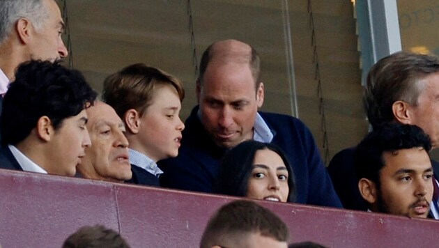 Prens George ve Prens William, geçtiğimiz Nisan ayında Aston Villa ile Nottingham Forest arasında oynanan maçta olduğu gibi, sık sık stadyuma konuk oldular. Perşembe günü George bir kez daha favori takımına tezahürat yapıyordu. (Bild: JASON CAIRNDUFF / REUTERS / picturedesk.com)