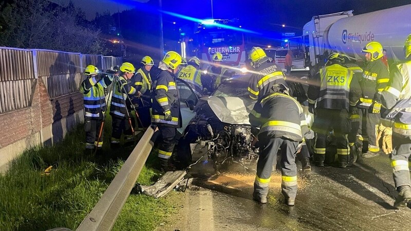 Die Hauptfeuerwache und die FF Vassach standen mit neun Fahrzeugen und 40 Einsatzkräften im Einsatz. (Bild: Hauptfeuerwache Villach)