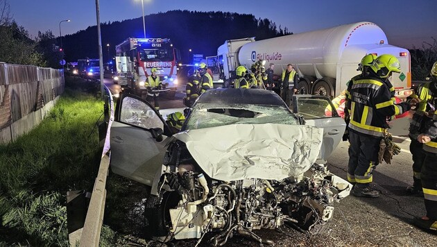 A nő beszorult a súlyosan összeroncsolódott járműbe. (Bild: Hauptfeuerwache Villach)