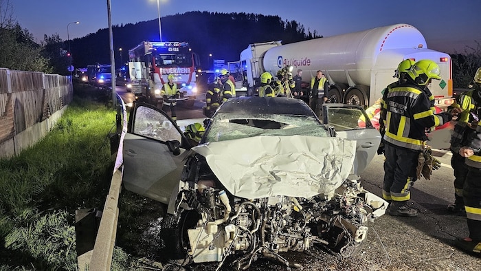 Die Frau war im schwer demolierten Fahrzeug eingeklemmt.