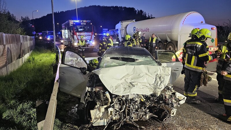 Die Frau war im schwer demolierten Fahrzeug eingeklemmt. (Bild: Hauptfeuerwache Villach)