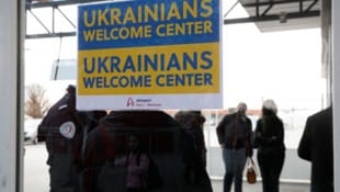 6,8 Millionen Menschen, die das angegriffene Land verlassen mussten, sind laut UNHCR weiterhin ...