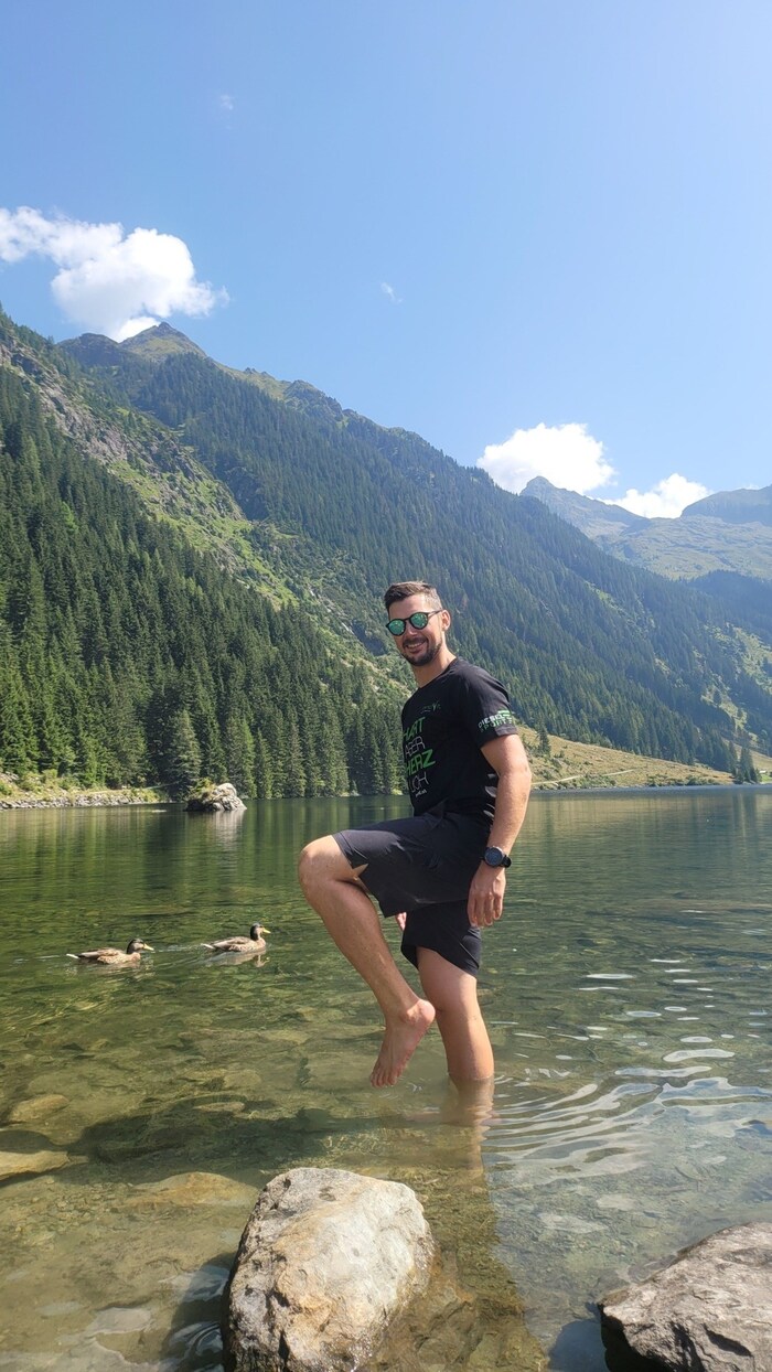 Sportwissenschafter und Kneippbund-Präsident Georg Jillich beim Wassertreten.