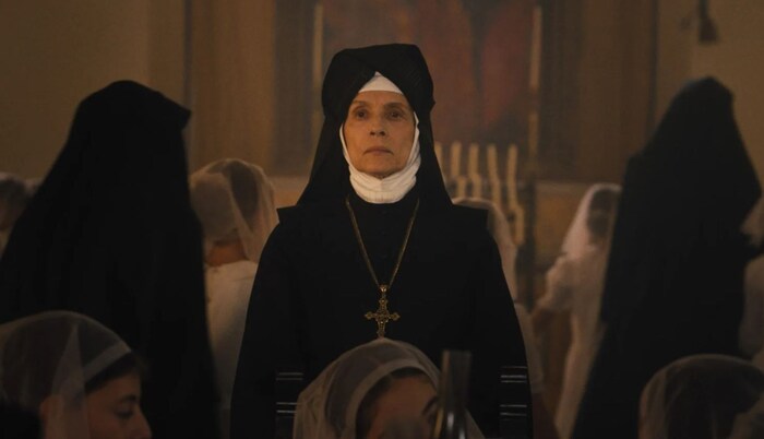 Die Mutter Oberin Silvia (Sonia Braga) hat die Novizin Margaret (Nell Tiger Free) fest im Griff.