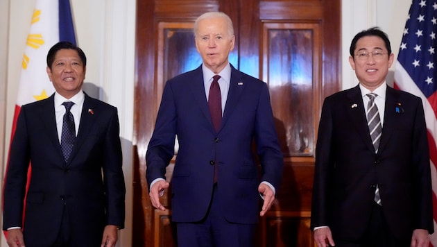 Joe Biden amerikai elnök Fülöp-szigeteki kollégájával, Ferdinand Marcossal és Fumio Kishida japán miniszterelnökkel (jobbra). (Bild: Associated Press)