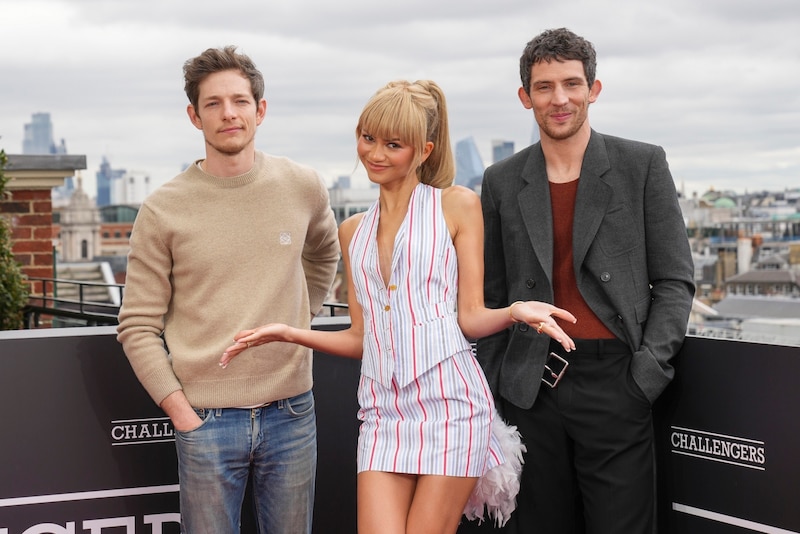 Zusammen mit ihren Co-Stars Josh O‘Connor und Mike Faist posierte die Schauspielerin für die Fotografen. (Bild: Scott A GarfittInvision/AP)