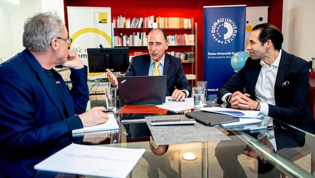 Környezetvédelmi elkötelezettség: Mark Perry, a "Krone" szerkesztője, Peter Filzmaier és Stephan Sharma, a Burgenland Energie vezérigazgatója. (Bild: Imre Antal)