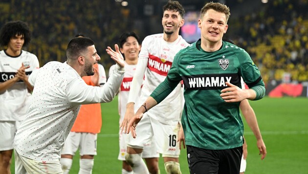 Alexander Nübel (far right) will continue to high-five with his Stuttgart buddies for the next two years. (Bild: APA/AFP/Ronny HARTMANN)