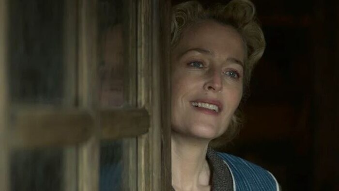 Schauspielerin Gillian Anderson spielt die Mutter des an Polio erkrankten Jungen Julian.