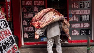 Ein Mann liefert in der argentinischen Hauptstadt Fleisch aus. (Bild: AP)