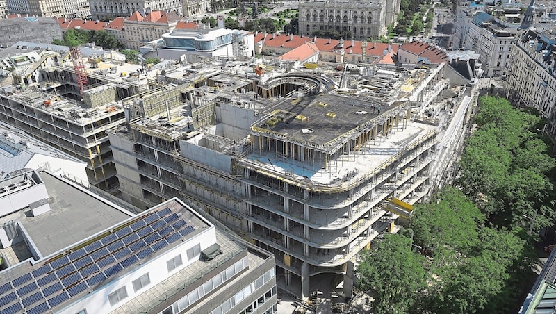 The construction site could wake up from its slumber before the end of the year. (Bild: Krone KREATIV, APA Picturedesk, stockadobe)