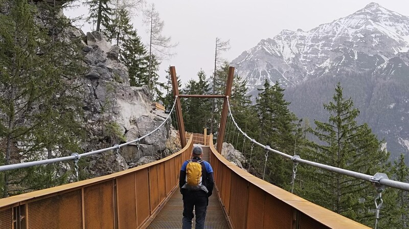 Nix wie los Im Stubai auf der neuen Hängebrücke unterwegs krone.at