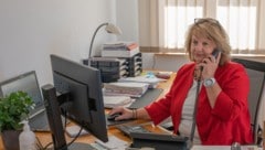 Vera Pramberger muss ihren Schreibtisch im Kirchdorfer Rathaus räumen. (Bild: Jack Haijes)