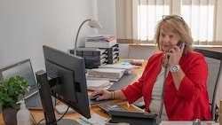 Vera Pramberger muss ihren Schreibtisch im Kirchdorfer Rathaus räumen. (Bild: Jack Haijes)