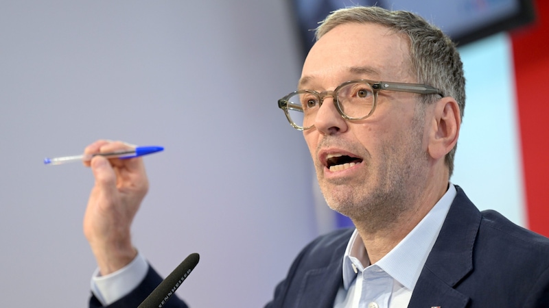 FPÖ leader Kickl is calling on the federal government and ÖVP Interior Minister Karner to "fully clarify the threat situation". (Bild: APA/Roland Schlager)