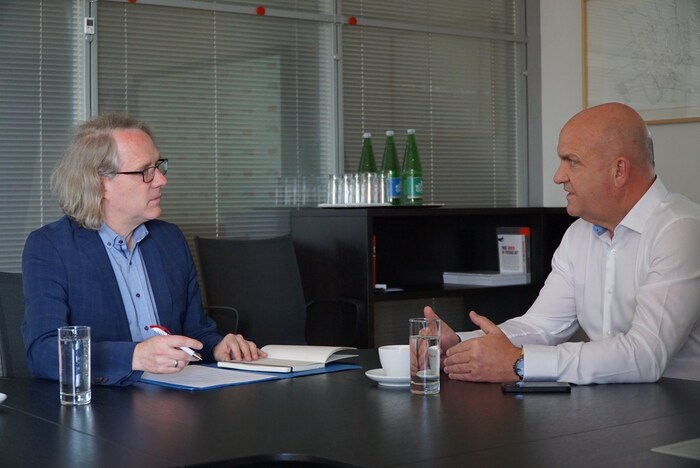 Ressortleiter der „Krone Niederösterreich“ Lukas Lusetzky im Gespräch mit AK-NÖ-Präsident Markus ...