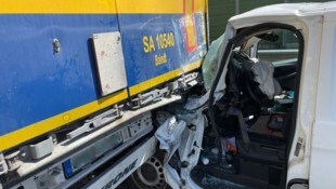 Der Firmenwagen wurde komplett demoliert.  (Bild: Shourot, Krone KREATIV)