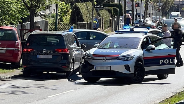 The chase resulted in three injured police officers and a demolished emergency vehicle. (Bild: Frederic Hutter, Krone KREATIV)