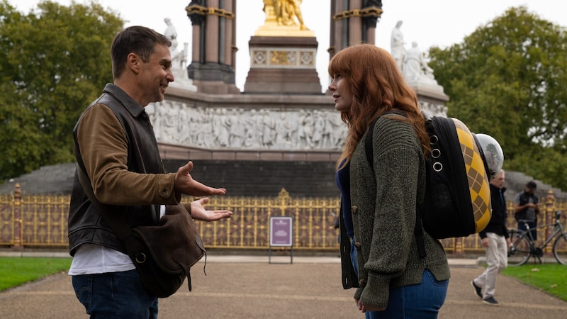 Der echte Agent Aiden (Sam Rockwell) muss auf Schriftstellerin Elly (Bryce Dallas Howard) aufpassen. (Bild: Apple)