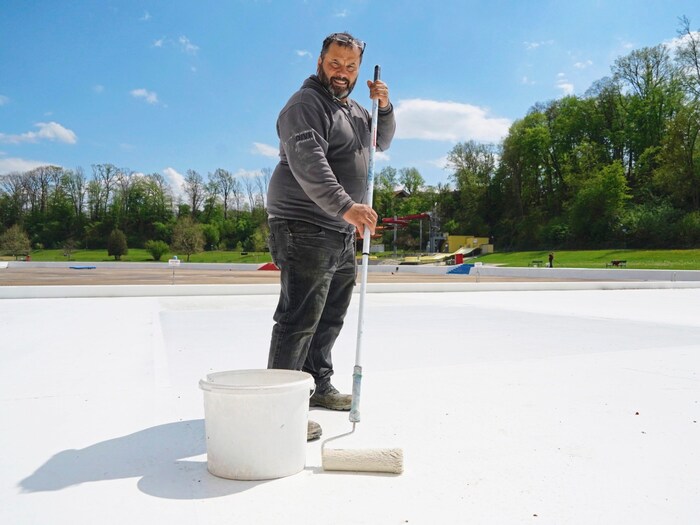 Im Freibad Fürstenfeld steht für Hausherr Andreas Rindler noch eine Menge Arbeit an, bevor sich die Becken wieder füllen (Archivbild).
