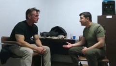 Der zweifache Oscarpreisträger Sean Penn im Gespräch mit dem ukrainischen Präsidenten Wolodymyr Selenskyj. (Bild: krone.tv, HISTORY Channel)