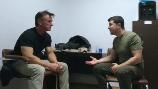 Der zweifache Oscarpreisträger Sean Penn im Gespräch mit dem ukrainischen Präsidenten Wolodymyr Selenskyj. (Bild: krone.tv, HISTORY Channel)