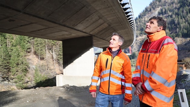 Peter Augschöll (li.) und Thomas Gabl von der Asfinag sind für die Brücke zuständig. Die Prüfung führen jedoch Externe durch. (Bild: Birbaumer Christof)