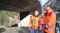 Peter Augschöll (li.) und Thomas Gabl von der Asfinag sind für die Brücke zuständig. Die Prüfung führen jedoch Externe durch. (Bild: Birbaumer Christof)