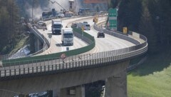 Die 1,7 Kilometer lange Luegbrücke auf der A13 kurz vor dem Brennerpass muss neu gebaut werden. Dafür sind aufwändige Verkehrsführungen nötig, Einspurigkeit wird der Normalfall. Die Reise in den Süden ist nicht gefährdet! (Bild: Birbaumer Christof)