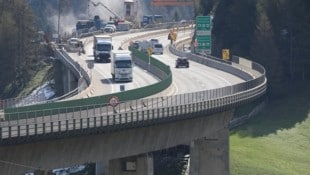 Die 1,7 Kilometer lange Luegbrücke auf der A13 kurz vor dem Brennerpass muss neu gebaut werden. Dafür sind aufwändige Verkehrsführungen nötig, Einspurigkeit wird der Normalfall. Die Reise in den Süden ist nicht gefährdet! (Bild: Birbaumer Christof)