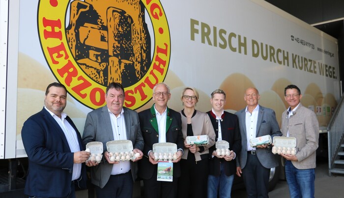 Gerhard Haubmann und Edelbert Schmelzer (Rewe), Jakob Oberzaucher (Lagerhaus), Sabine Imp-Ratz ...
