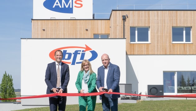 bfi NÖ CEO Christian Farthofer, AMS NÖ CEO Sandra Kern and AKNÖ President Markus Wieser at the opening of Europe's first climate protection training center in Sigmundsherberg in the Waldviertel. (Bild: Klaus Schindler)