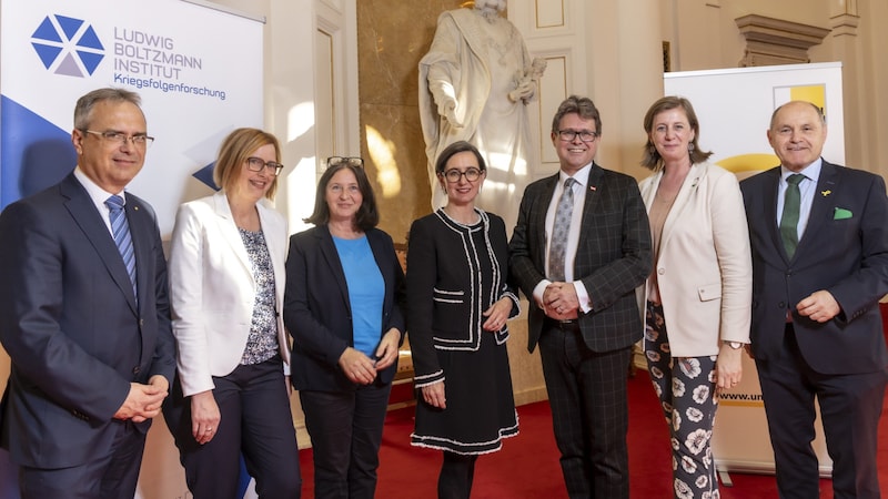 Festakt in der Aula der Grazer Universität. Auf dem Bild (von links nach rechts): Uni-Rektor Peter Riedler, Historikerin Christiane Berth, die Grazer Bürgermeisterin Elke Kahr, die Historikerin Barbara Stelzl-Marx, Wissenschaftsminister Martin Polaschek, die steirische Landesrätin Barbara Eibinger-Miedl und der Nationalratspräsident Wolfgang Sobotka (Bild: Helmut Lunghammer)