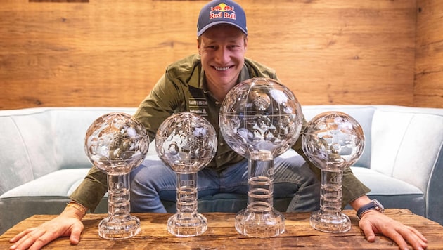 Marco Odermatt with his four World Cup globes. (Bild: GEPA pictures)