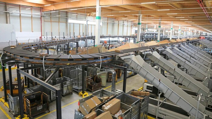 Die Halle ist größer als drei Fußballfelder.