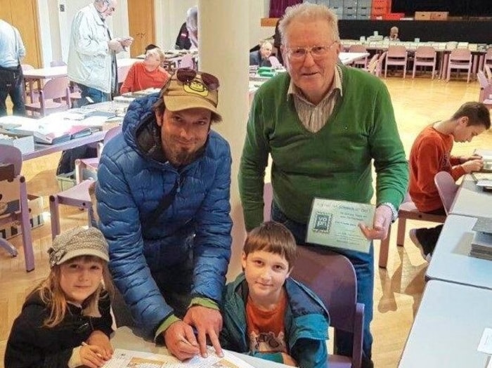 Hermann Possarnig möchte junge Menschen für das Sammeln von Briefmarken begeistern.