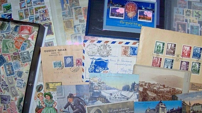 Auf interessierte Junge wartet bei der Briefmarkenbörse in Klagenfurt eine eigene Ecke mit ...